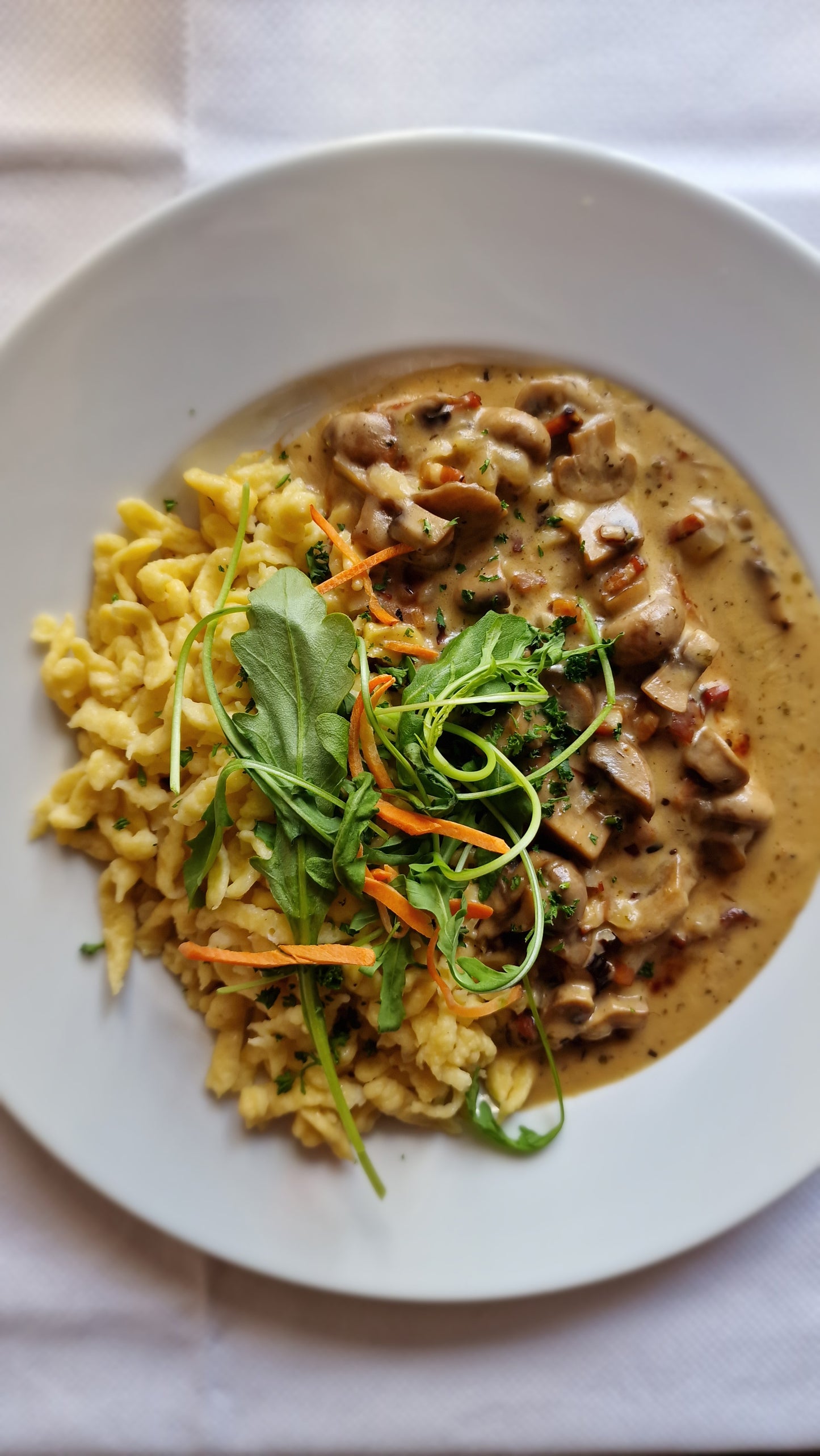 Rahmschnitzel mit Specksauce und Spätzle