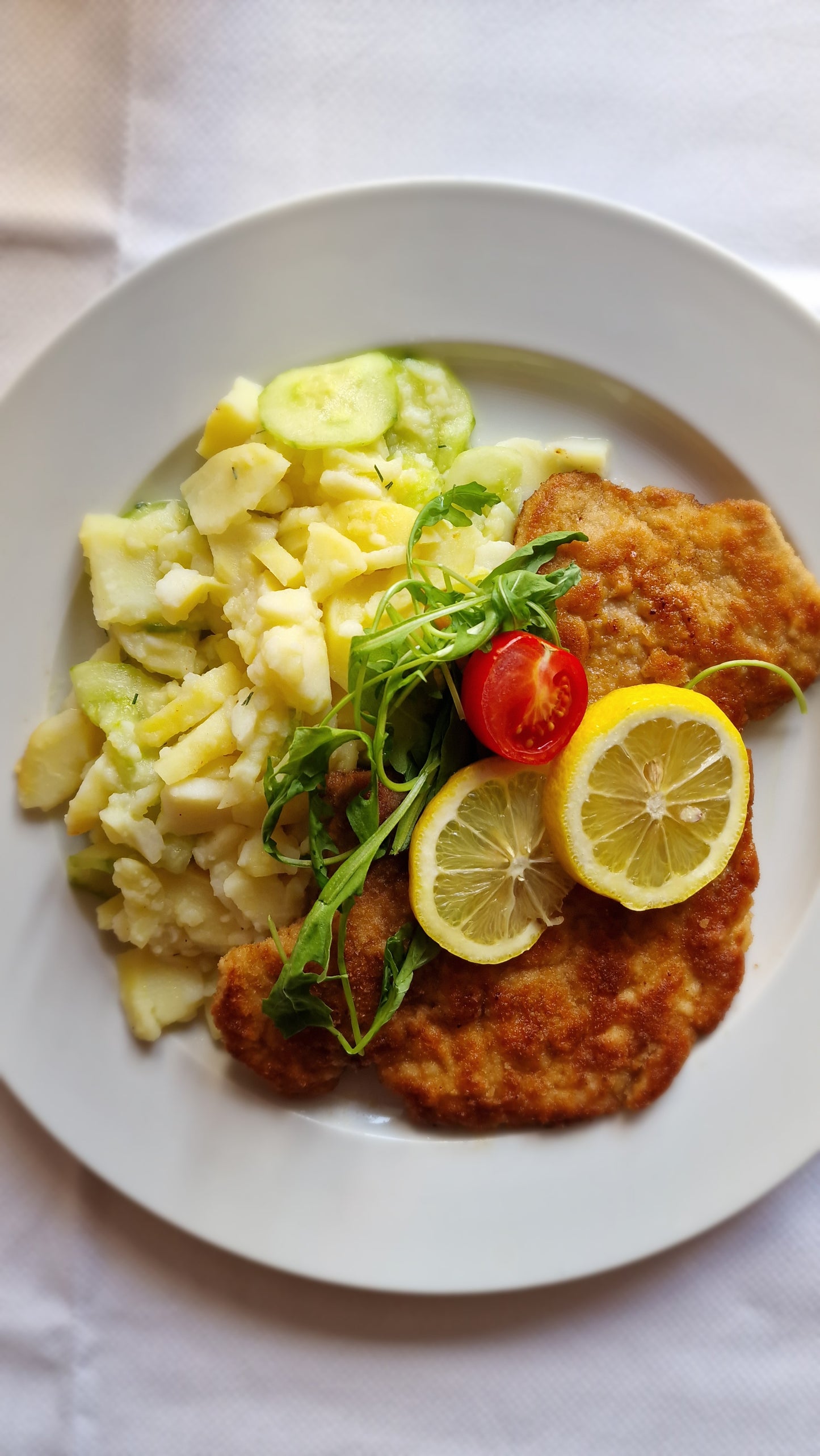Schweineschnitzel Wiener Art mit Kartoffel-Gurken-Salat